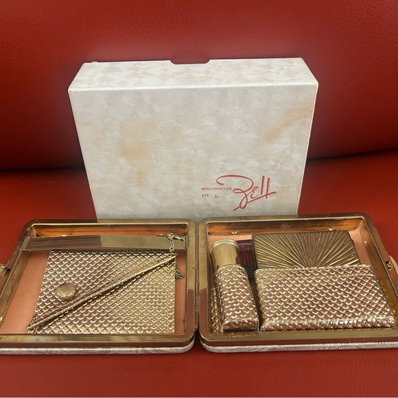 Vintage Zell Roundtowner compact kit.
Compact, change purse, comb, lipstick. - Picture 7 of 11